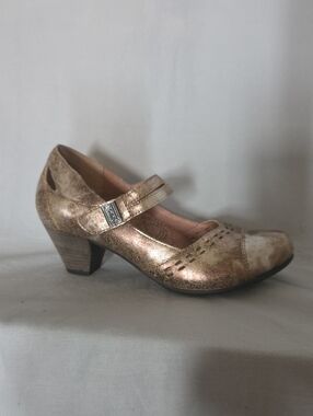 Taos Footwear Mary Jane Block Heel Pumps in Metallic Gold